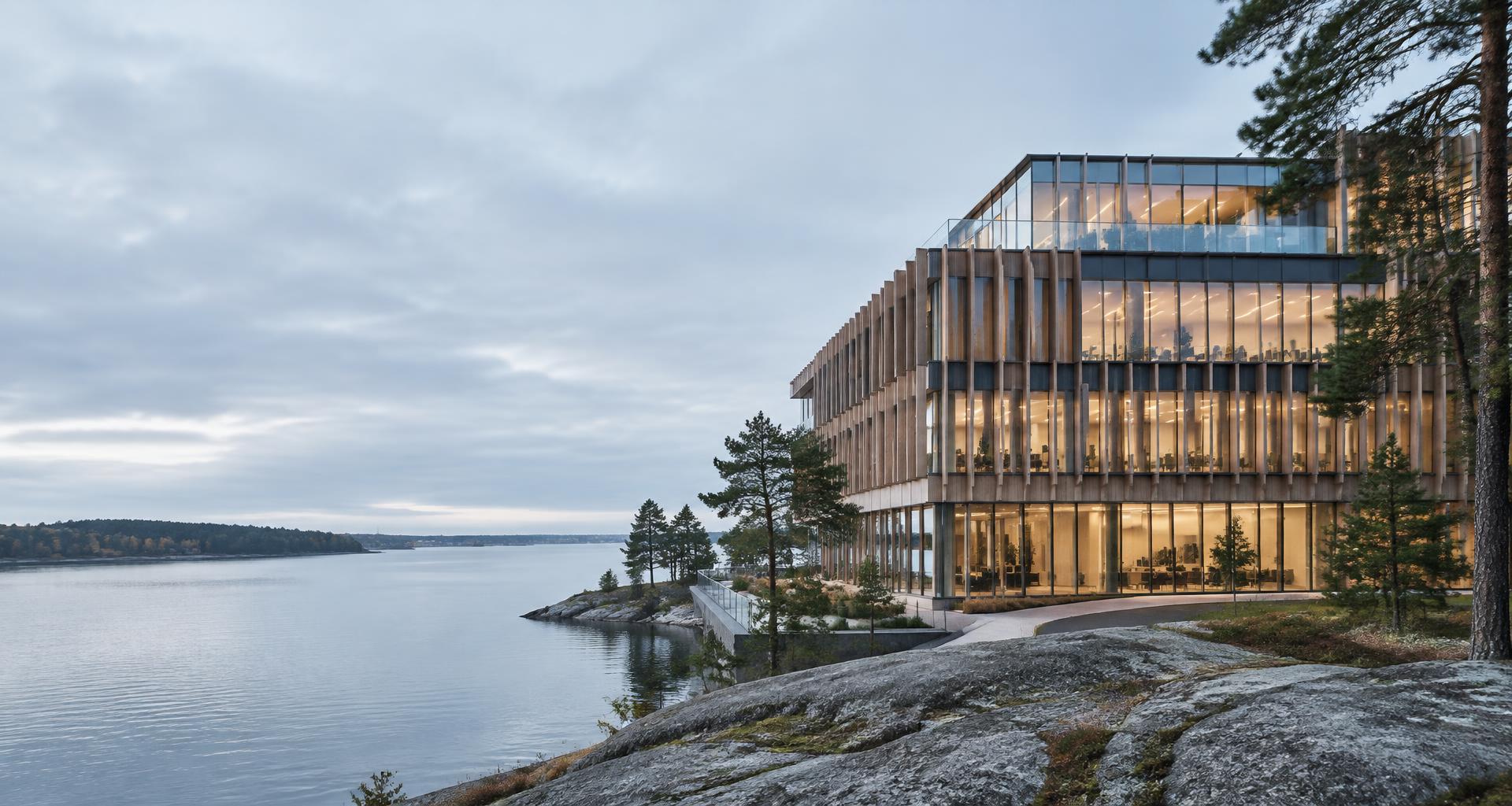 Modernt nordiskt kontor vid en stilla sjö
